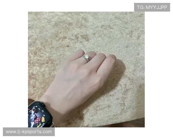球员进球后从袜子里掏出结婚戒指求婚,发现戒指是对方的 球员进球后从袜子里掏出结婚戒指求婚,发现戒指是对方的